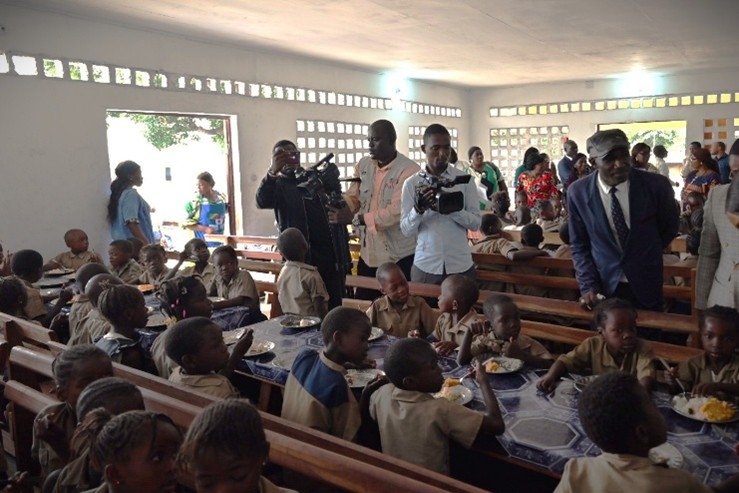「食糧援助（WFP）連携」よる学校給食の様子を取材するジャーナリスト